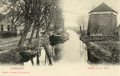 13396 Gezicht op de 's-Gravelandsche Vaart te Oud-Loosdrecht (gemeente Loosdrecht) uit het zuiden; met een schip en een ...